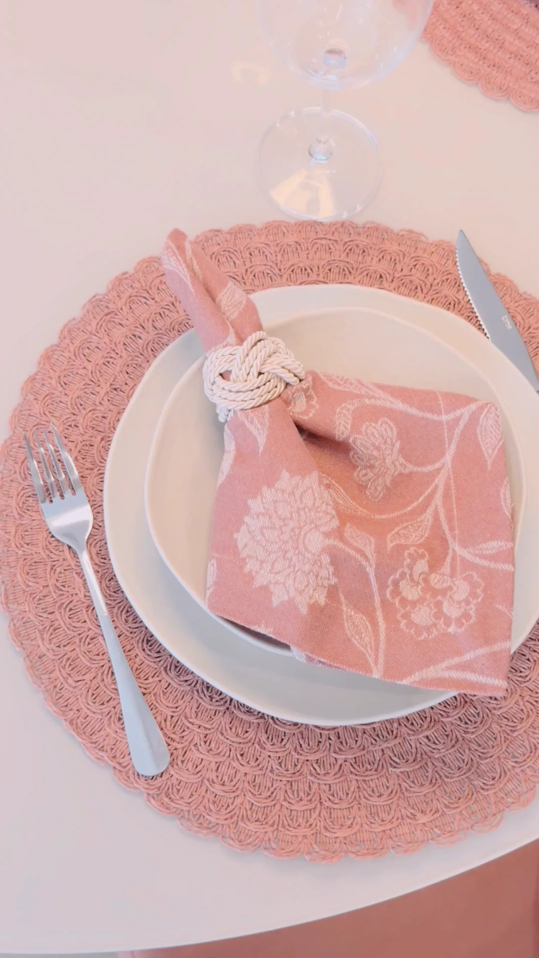 Mesa posta no apartamento, em tons de terracota