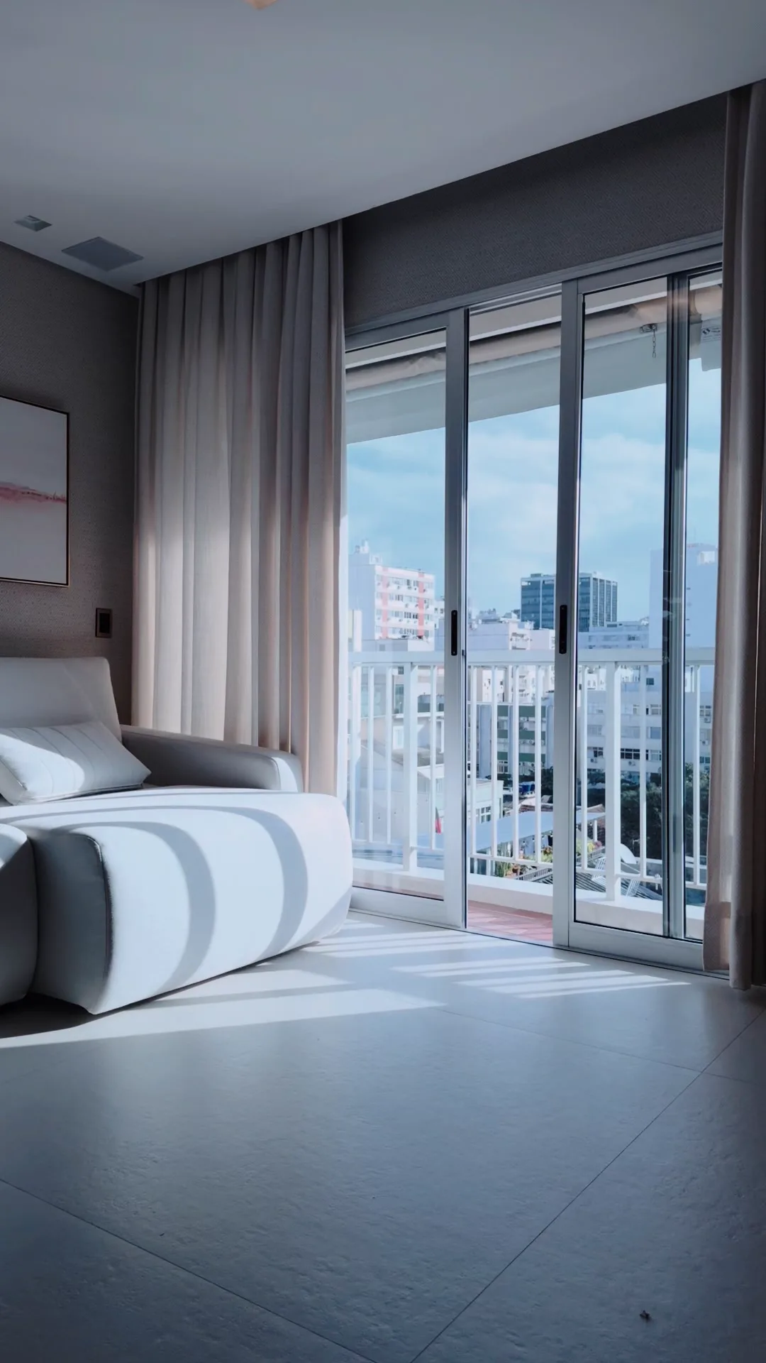 Quarto do apartamento com porta para a varanda