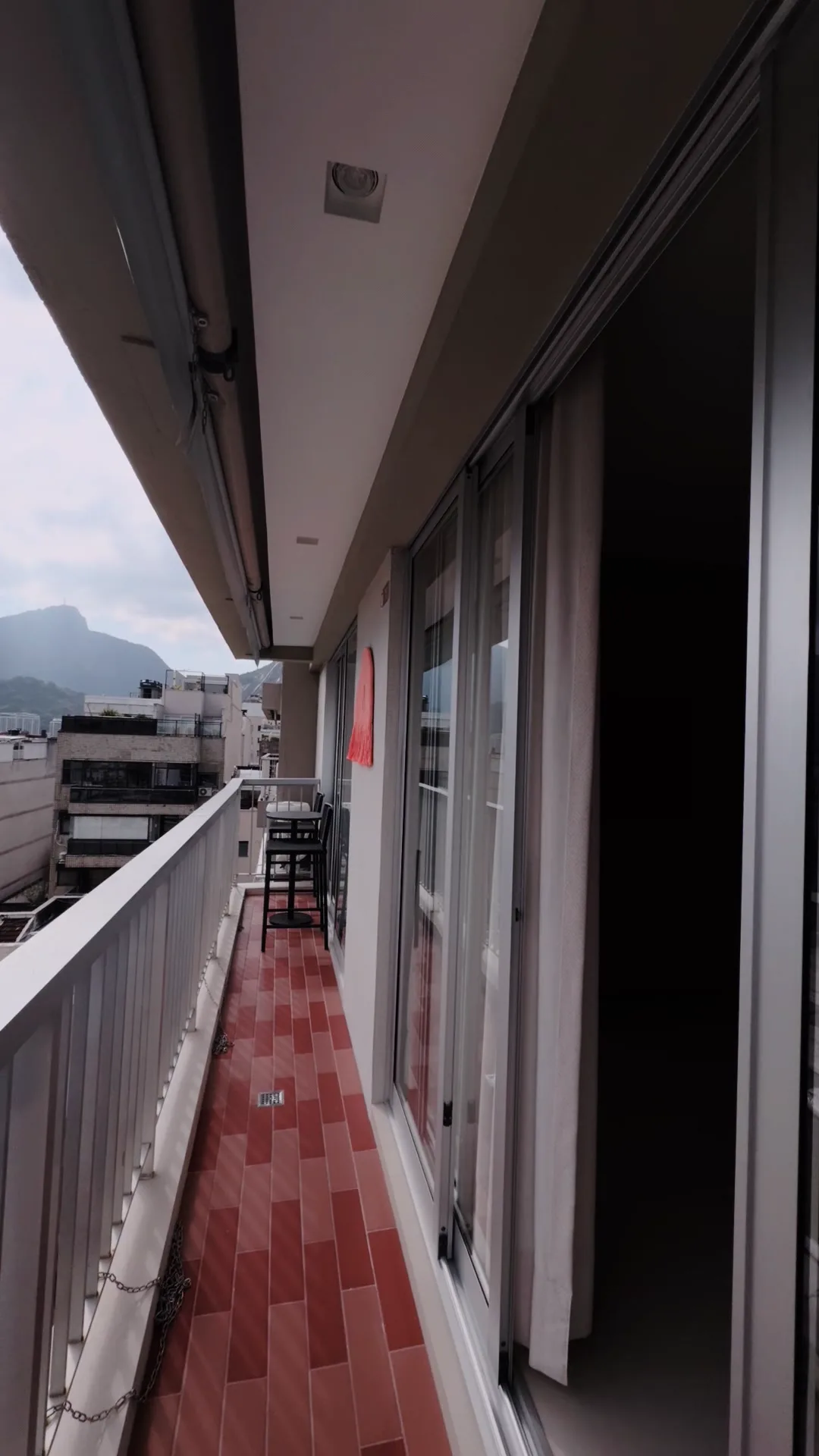 Varanda do apartamento com piso original em caco cerâmico