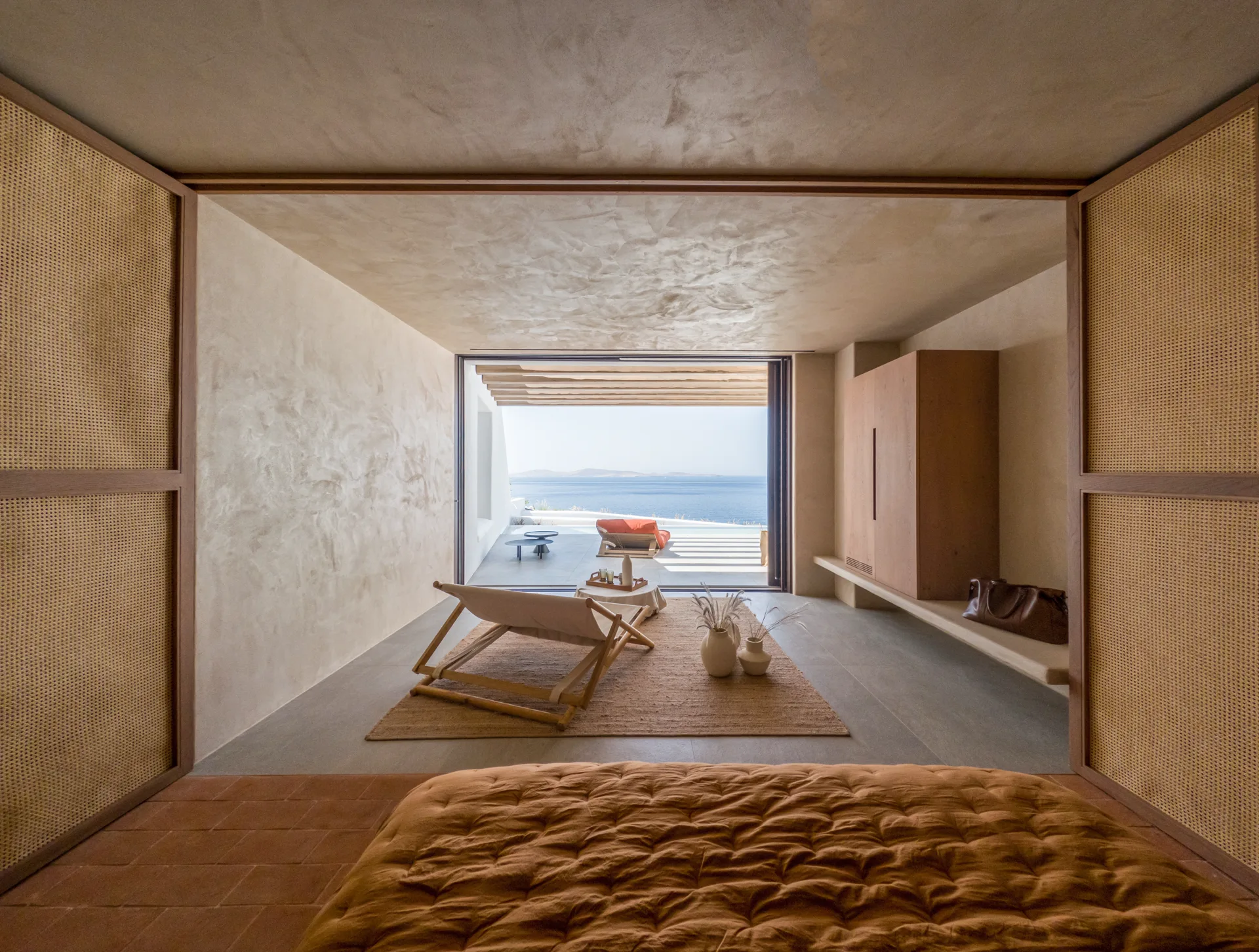 Suíte da casa da Voyage Villas em Mykonos, com o mar Egeu ao fundo
