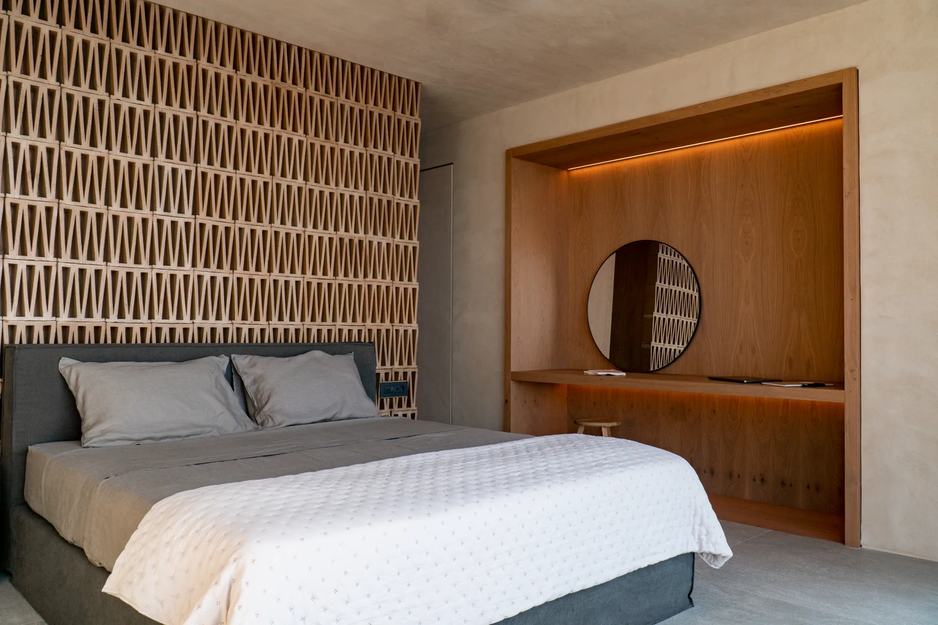 Suíte com cama de casal e nicho de madeira