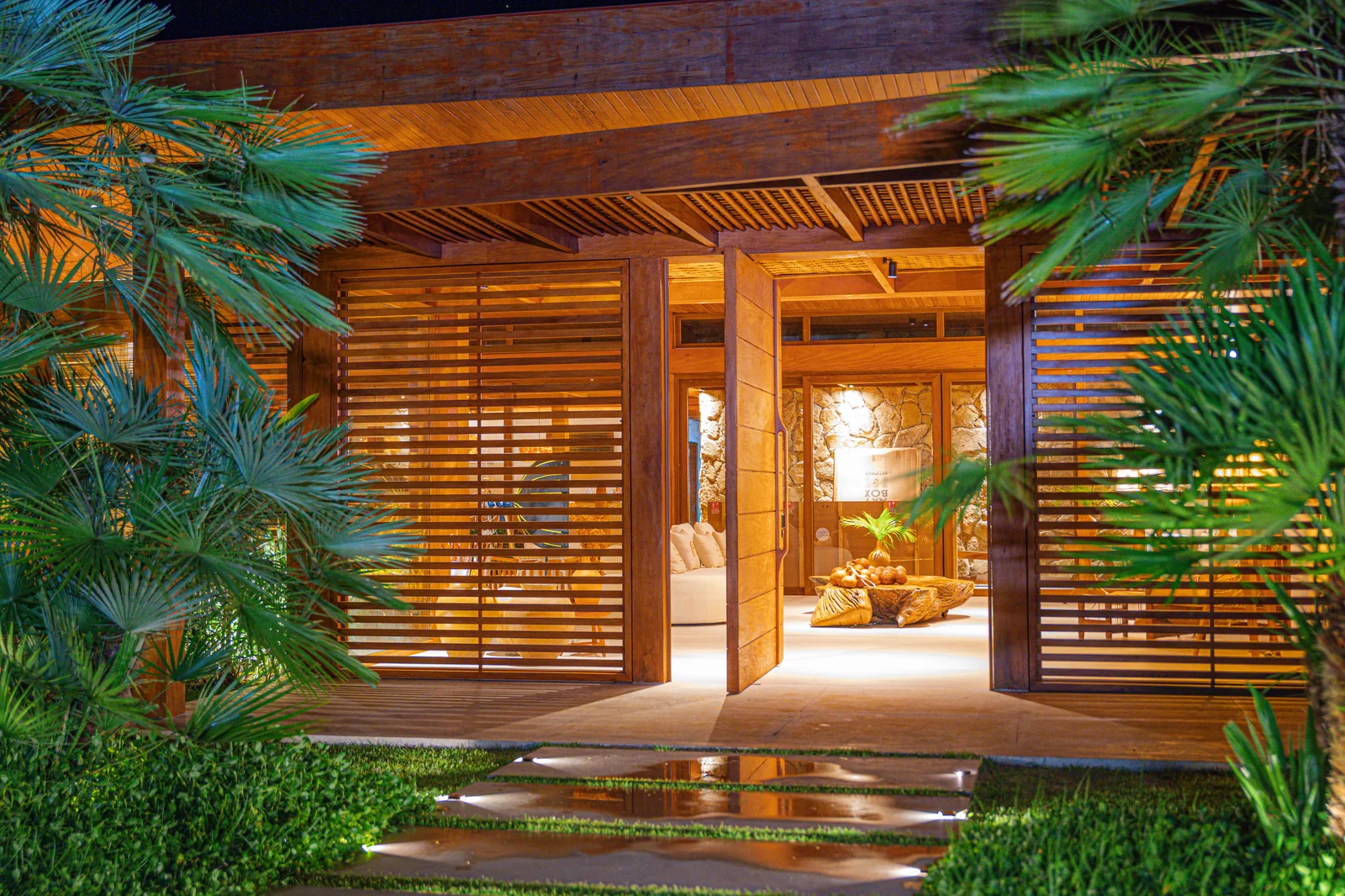 Entrada iluminada da Casa Trancoso