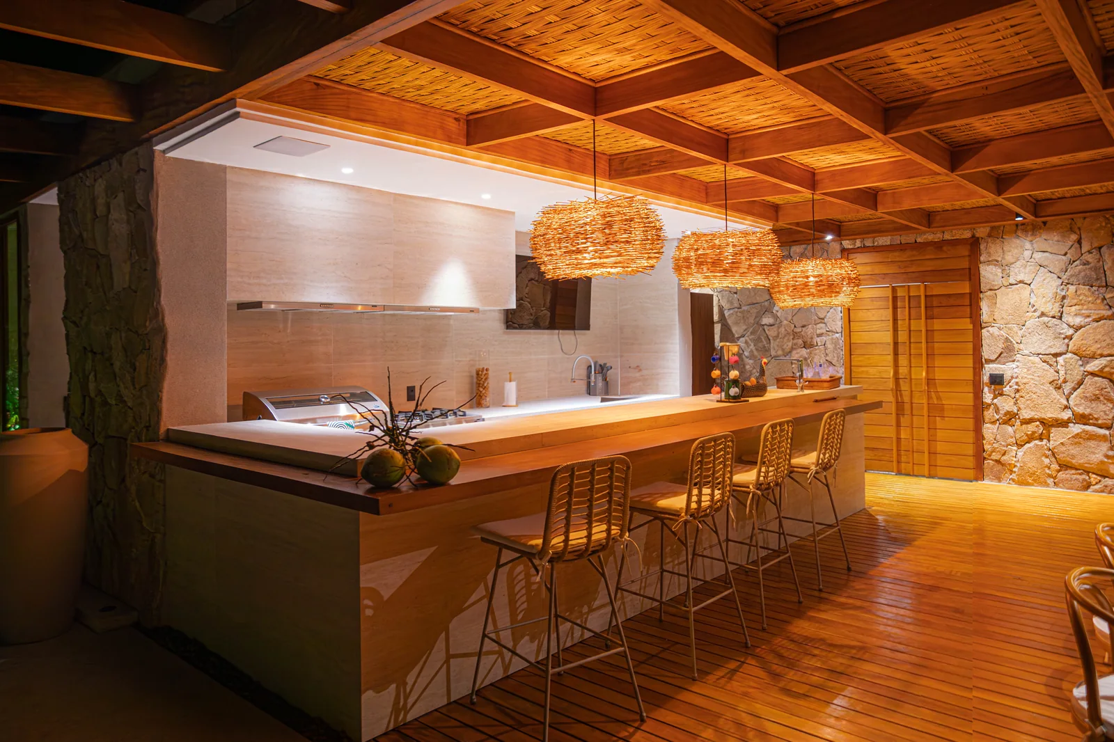 Cozinha e bar da Casa Trancoso