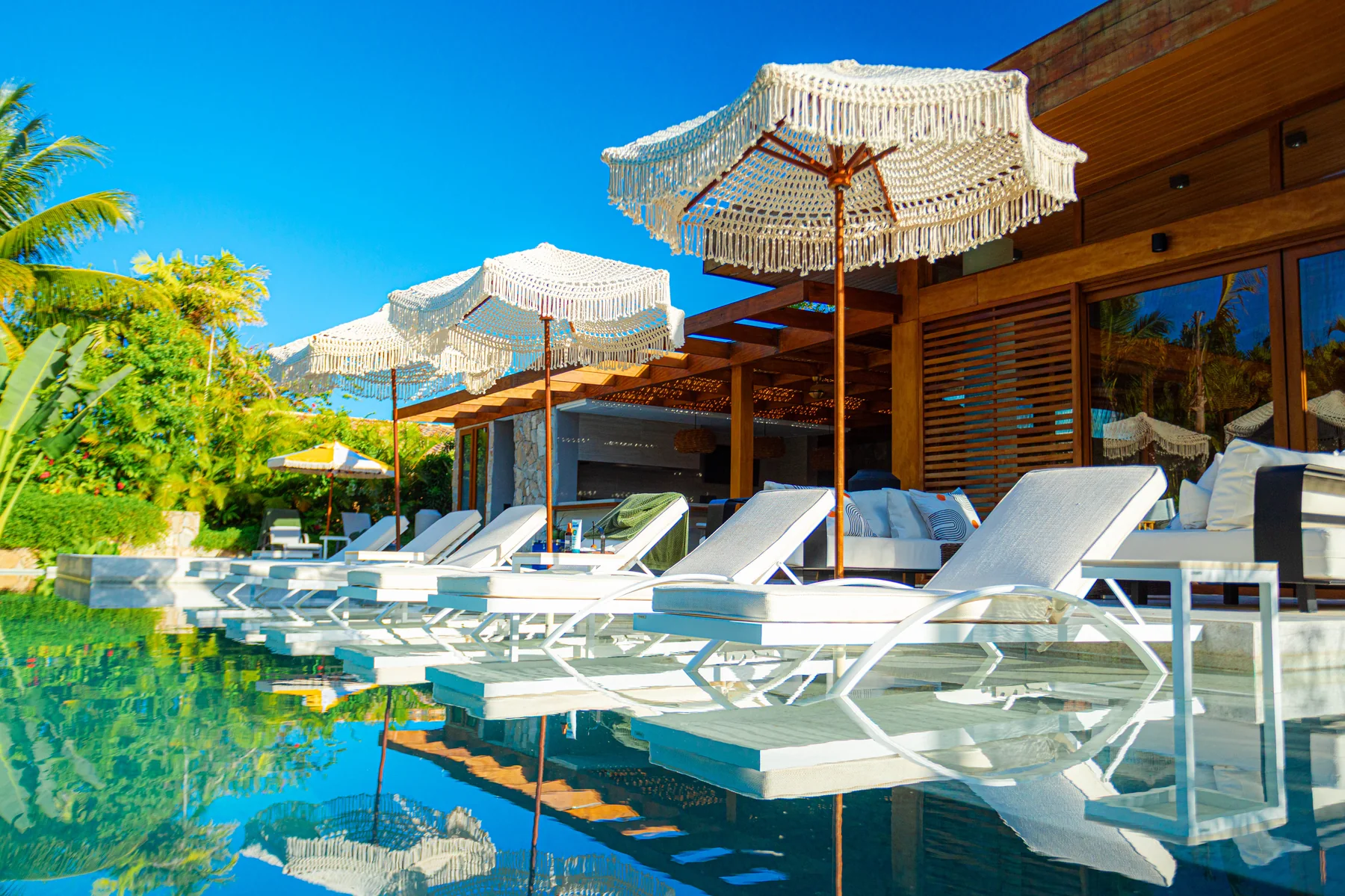 Piscina e espreguiçadeiras da Casa Trancoso